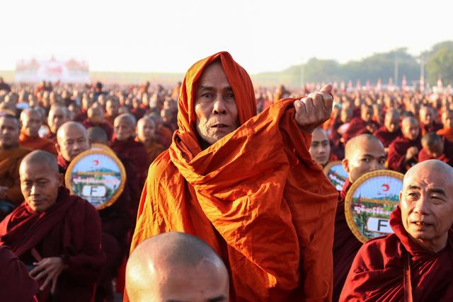 Treinta mil monjes se reunieron en la madrugada de Mandalay para un espectacular evento de limosna que involucra un controvertido mega-templo bajo escrutinio a través de la frontera en Tailandia. (Foto: AFP)