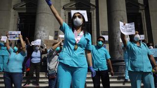Enfermeras y técnicos realizaron plantón frente al Hospital Loayza exigiendo mejores condiciones laborales | FOTOS