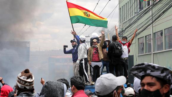 Un grupo de cocaleros festeja luego de retomar de la sede de la Asociación Departamental de Productores de Coca (Adepcoca) en La Paz, Bolivia, el 4 de octubre del 2021. (Foto referencial, EFE/Martin Alipaz).