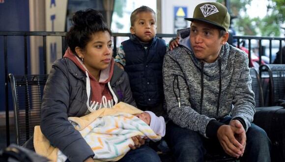 Familia espera en centro de retención si son elegibles a proceso de solicitud de asilo (Foto: EFE).