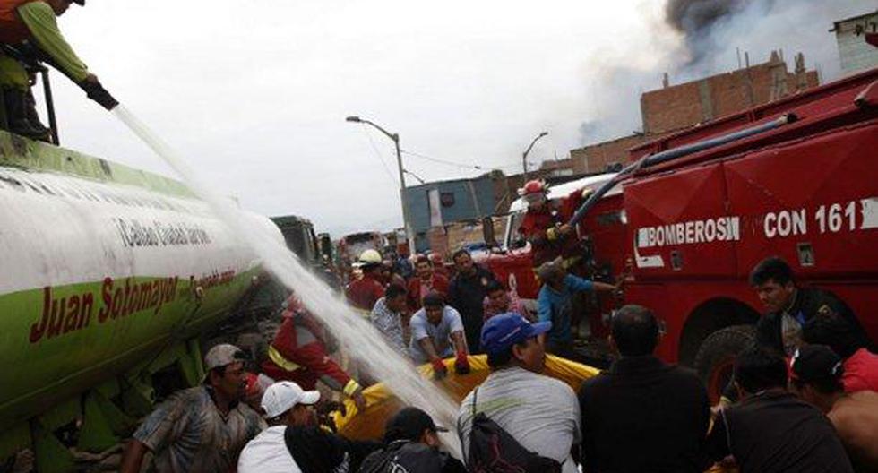 Más de 30 bomberos trabajaron arduamente para controlar un incendio que se registró esta mañana en una vivienda ubicada en una zona populosa del cercado del Callao. (Foto: Andina)