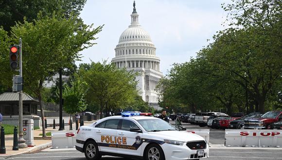 Un oficial de policía del Capitolio de EE. UU. se para junto a su automóvil afuera del edificio de oficinas del Senado Russell en Washington, DC, el 2 de agosto de 2023. (Foto de SAUL LOEB / AFP)