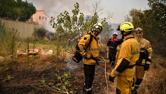 Cientos de bomberos combatieron un incendio en las afueras de Atenas el 6 de agosto mientras decenas de incendios se desataban en Grecia. (Foto: Louisa Gouliamaki/ AFP)