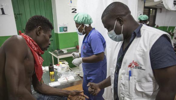 Médicos Sin Fronteras está celebrando 50 años en todo el mundo y 30 años en Haití, mientras un trabajador médico atiende a un paciente en la Sala de Emergencias del Hospital Martissant, en Martissant, Haití. (Foto: Valerie Baeriswyl / AFP)
