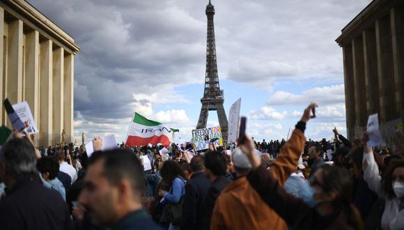 La gente participa en una manifestación en apoyo de los manifestantes iraníes en el Trocadero cerca de la torre Eiffel en París, el 25 de septiembre de 2022. (Foto de Christophe ARCHAMBAULT / AFP)