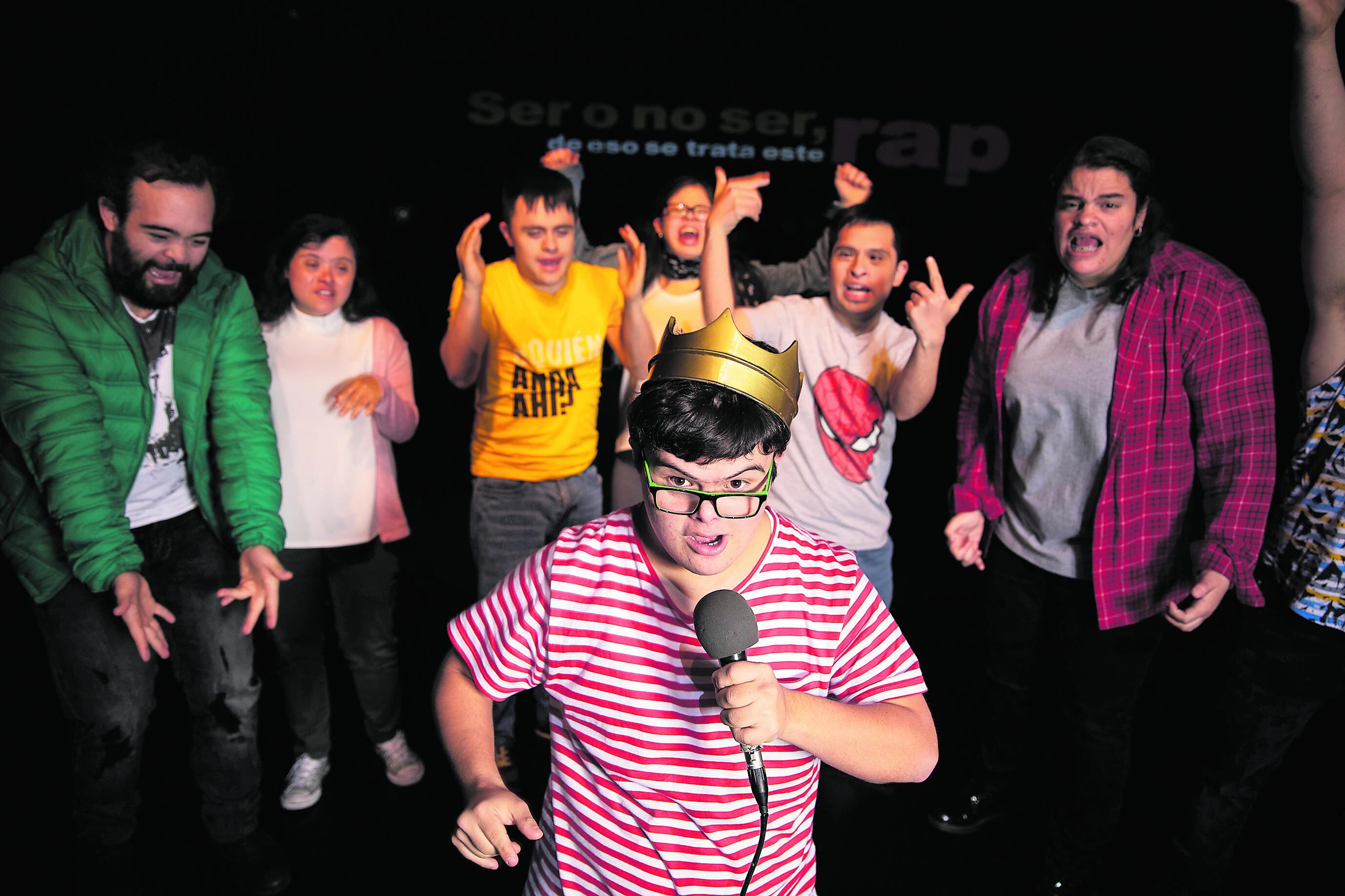 Octavio Bernaza, Diana Gutiérrez, Jaime Cruz, Ximena Rodríguez, Manuel García y Cristina León Barandiarán escuchan el rap de Álvaro Toledo. (Foto: José Rojas)