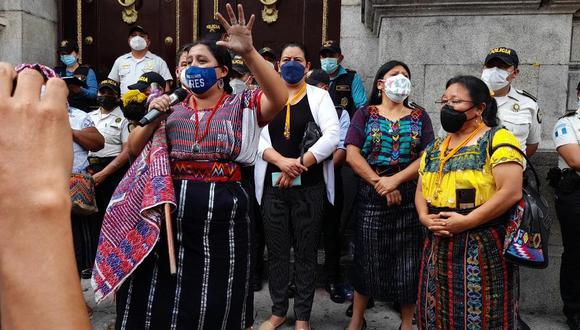Representantes de las comunidades de Estor Izabal llegaron al Congreso de Guatemala para expresar, junto a parlamentarios de la oposición, su rechazo al estado de sitio en la zona. (Foto: Twitter @L_ValenzuelaGT)