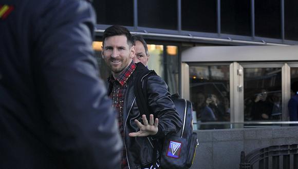 Lionel Messi saluda a los hinchas que se encontraban en los exteriores de la concentración. (Foto: AFP)