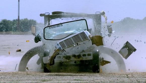 VIDEO: Crean barrera para destruir camiones con explosivos