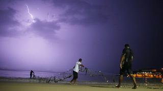 Rayo cae en la playa y dos jóvenes salvan de morir [VIDEO]