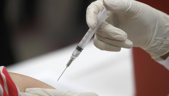 La farmacéutica detalló que el nombre de la vacuna es “ARNm-1273”y que pretende ser una contra el nuevo coronavirus. (Foto: AP)