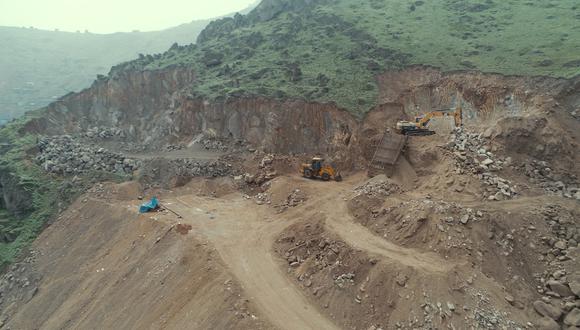 En la imagen captada por un dron de El Comercio se observa como la maquinaria pesada ha socavado gran parte de una ladera de las Lomas de Mangomarca, en el sector Sauces, en San Juan de Lurigancho. (Foto: Carls Mayo)