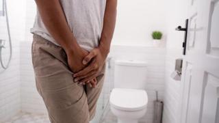 Contener la orina puede causar incontinencia urinaria: 4 recomendaciones para prevenirla