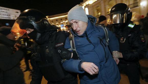 Policías rusos detienen a un manifestante durante una manifestación contra la entrada de tropas rusas en Ucrania en San Petersburgo, Rusia. (Foto: EFE/EPA/ANATOLY MALTSEV).