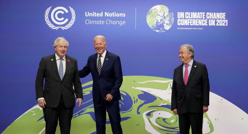 El primer ministro británico, Boris Johnson (izq), el secretario general de las Naciones Unidas, Antonio Guterres, saludan al presidente estadounidense, Joe Biden, cuando llegan para asistir a la Conferencia de las Naciones Unidas sobre el Cambio Climático COP26 en Glasgow. (CHRISTOPHER FURLONG / GETTY IMAGES EUROPE / POOL / AFP).
