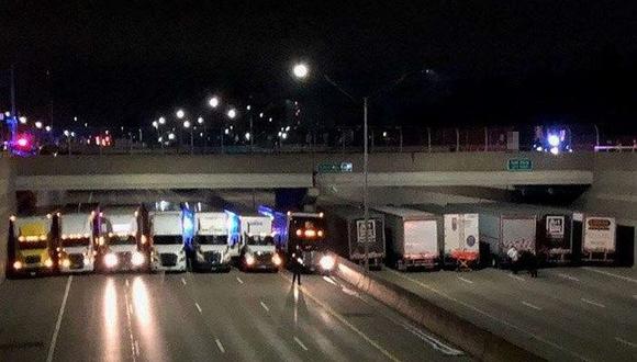 Cabe resaltar que los efectivos policiales fueron los encargados de solicitar la ayuda de los camioneros y guiarlos para dejar el mínimo espacio posible a la persona al borde del suicidio. (Twitter/mspmetrodet)