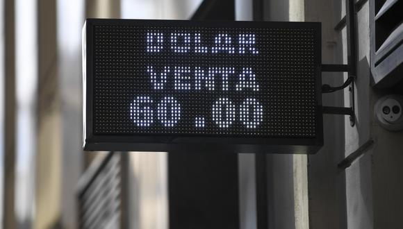 El peso argentino llegó a cotizar a 60 unidades por dólar. (Foto: AFP)