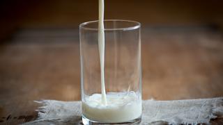 ¿Es mejor consumir leche de vaca o 'leche' de soya?