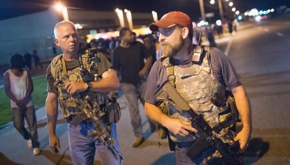 Integrantes de los Oath Keepers portan rifles en Ferguson, Misuri, en el primer aniversario del tiroteo de Michael Brown en 2015. (Getty Images).