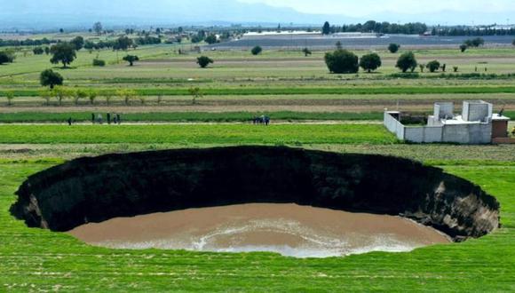 El desprendimiento se dio en un terreno de cultivo del municipio Juan C. Bonilla, a poco más de 20 kilómetros de Puebla capital, en una zona donde solamente hay algunas casas pequeñas y humildes de las personas que trabajan los sembradíos. (Foto: Twitter-@chematierra).