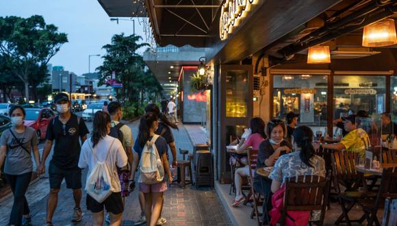 Hong Kong relajó las reglas de distanciamiento social permitiendo cenar en restaurantes y quitarse las máscaras durante el ejercicio al aire libre, como Covid- 19 casos en la ciudad disminuyen. (Foto: Roy Liu / Bloomberg).