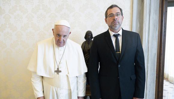 El papa Francisco posa con Andrii Yurash, embajador de Ucrania ante la Santa Sede, en el Vaticano. (Foto: VATICAN MEDIA / AFP)