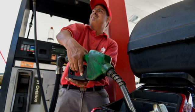 Persisten colas en Venezuela ante incertidumbre por el precio de la gasolina. | Foto: AFP