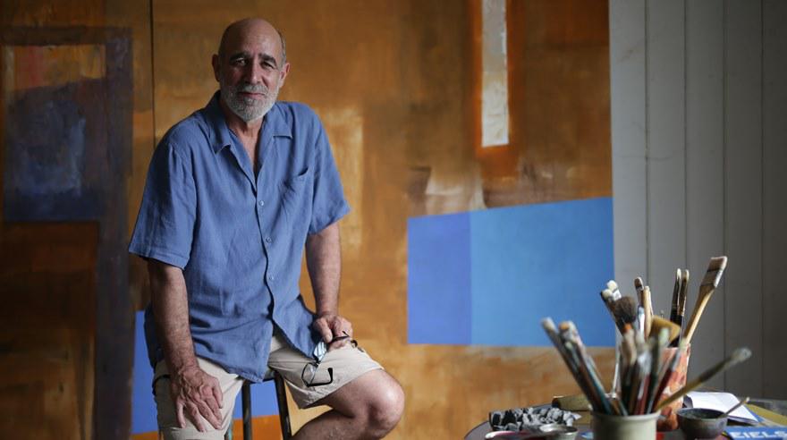 Decantados a lo largo de cuatro años, los ecos vallejianos resuenan con su poderosa percusión en el taller del pintor barranquino Ricardo Wiesse. (Foto: Anthony Niño de Guzmán/ El Comercio)
