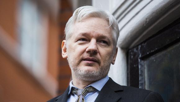 El fundador de WikiLeaks, Julian Assange, se dirige a los medios desde el balcón de la embajada ecuatoriana en el centro de Londres el 5 de febrero de 2016. (Foto: Jack Taylor / AFP)