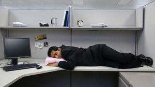 Quedarte dormido en el trabajo podrá ser causal de despido e impedimento para reposición