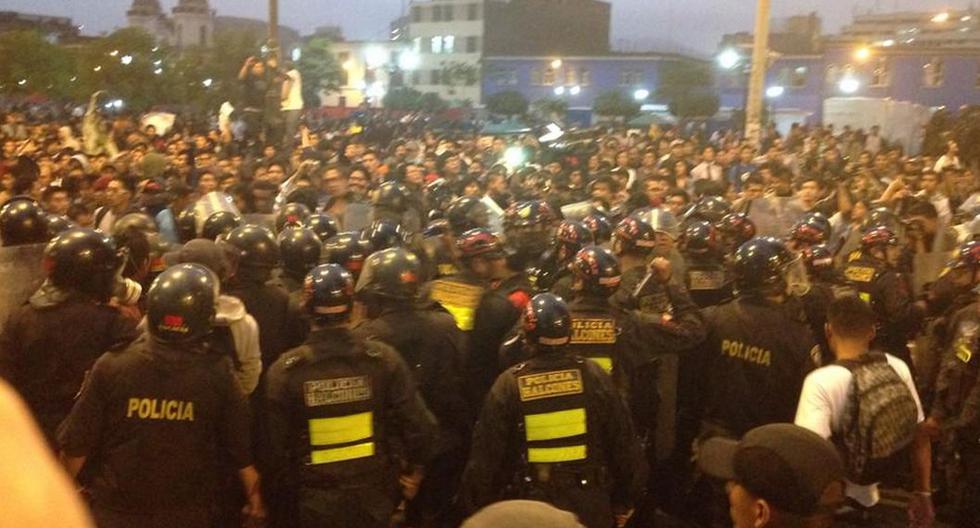 La marcha tuvo serios momentos de tensión entre policías y estudiantes (@Jh_rosales)