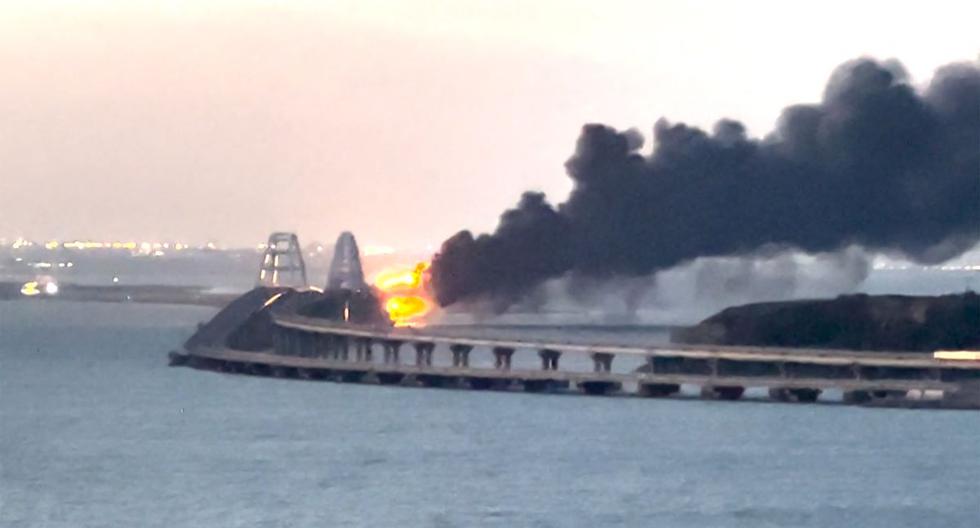Esta captura de video muestra el espeso humo negro que se eleva en el puente de Kerch, que une Crimea con Rusia, tras una explosión. (AFP).