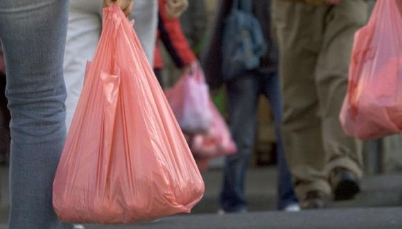 Municipalidad de Miraflores, a través de la ordenanza N° 511/ MM, dispone promover la reducción progresiva del plástico de un solo uso. (Foto: Archivo El Comercio)