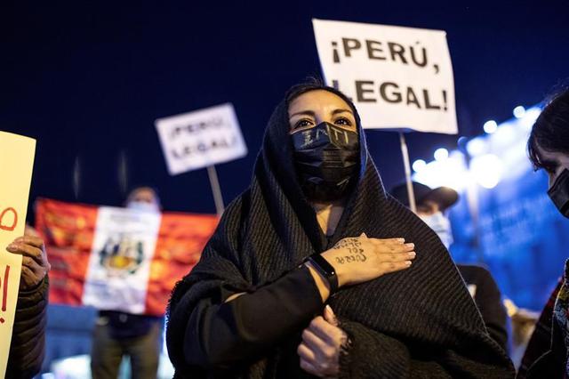 Ciudadanos peruanos se concentran en la Puerta del Sol de Madrid para protestar por la situación política que vive Perú. (EFE/Rodrigo Jiménez).