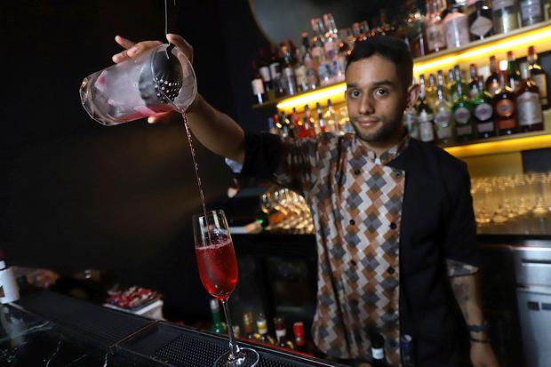 The bartender Jhonatan Salazar prepares this refreshing cocktail ideal to celebrate the New Year.
