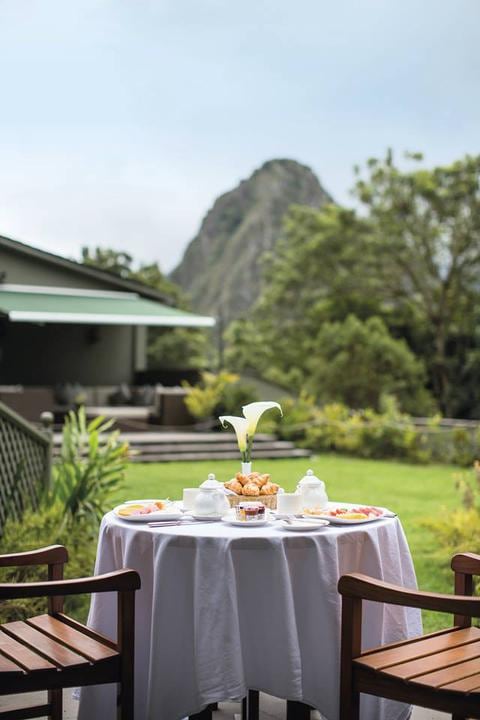No hay más delicioso que tomar el desayuno frente al Huayna Picchu. (Foto: Facebook&nbsp;Belmond Sanctuary Logde)