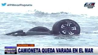 Chorrillos: camioneta con chofer ebrio terminó varada en el mar