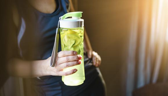 Consumir bebidas rehidratantes antes y durante el ejercicio te asegura un aporte rápido de nutrientes para que no disminuyan los niveles de electrolitos y sales en tu organismo.