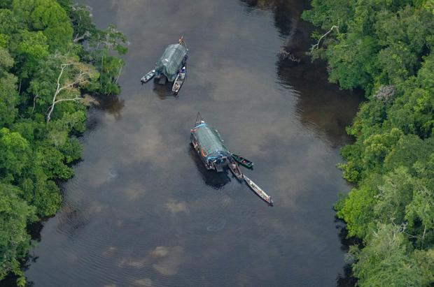 Dragas dedicadas a la extracción de oro ilegal en el río Nanay. Foto: FCDS.