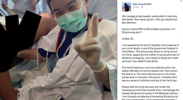 Polémica por selfie tomado en pleno parto por un médico - 1