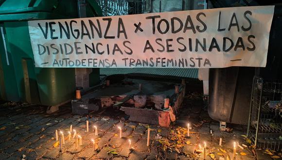 Los vecinos armaron un altar en la puerta del edificio donde vivían las dos lesbianas atacadas en Barracas, Argentina. (Foto: X)