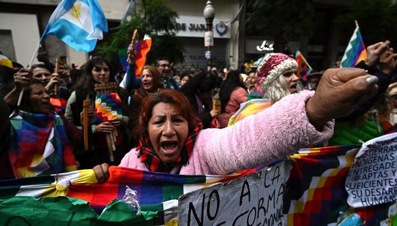 Manifestantes protestan frente al Consejo Provincial de Jujuy en Buenos Aires, Argentina, el 20 de junio de 2023, contra el gobernador de Jujuy, Gerardo Morales, quien promueve una reforma constitucional provincial. (Foto de Luis ROBAYO / AFP)