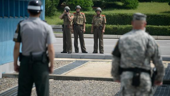 Soldados norcoreanos y surcoreanos mantienen su guardia, cada grupo en su lado de la frontera, en la DMZ que divide a ambos países desde 1953.