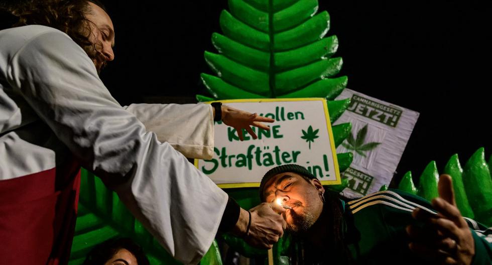 Alrededor de 1.500 personas se reunieron frente a la icónica Puerta de Brandenburgo para celebrar la entrada en vigencia la ley que permite el consumo recreativo de marihuana.