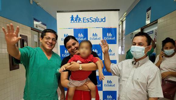 Menor fue salvado a tiempo gracias a los médicos de Hospital II Pucallpa, que lo operaron de manera inmediata y ahora el pequeño se encuentra con su familia. (Foto: Essalud)