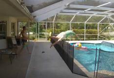 Hombre se lanza a piscina sin importarle nada tras ver a su hijo caer en ella 