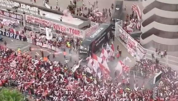 El banderazo de los aficionados de River en el estadio Monumental. (Foto: captura ESPN)