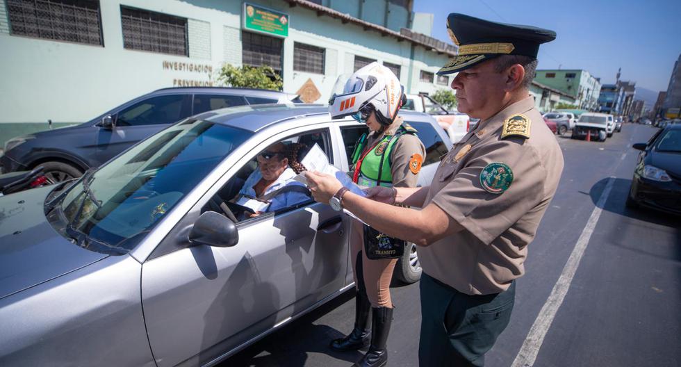 El jefe de la Dirección de Tránsito, general PNP Javier Vela, resaltó el aumento de operativos de tránsito y la intervención de choferes que han intentado sobornar a efectivos. (Foto: Mario Zapata)