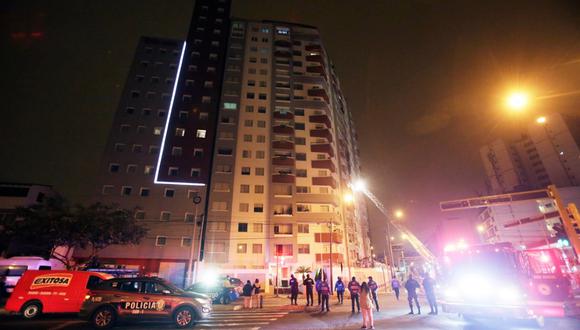 Tres personas recibieron atención médica debido a que fueron afectados por inhalación de humo debido al incendio. (Foto: César Grados)