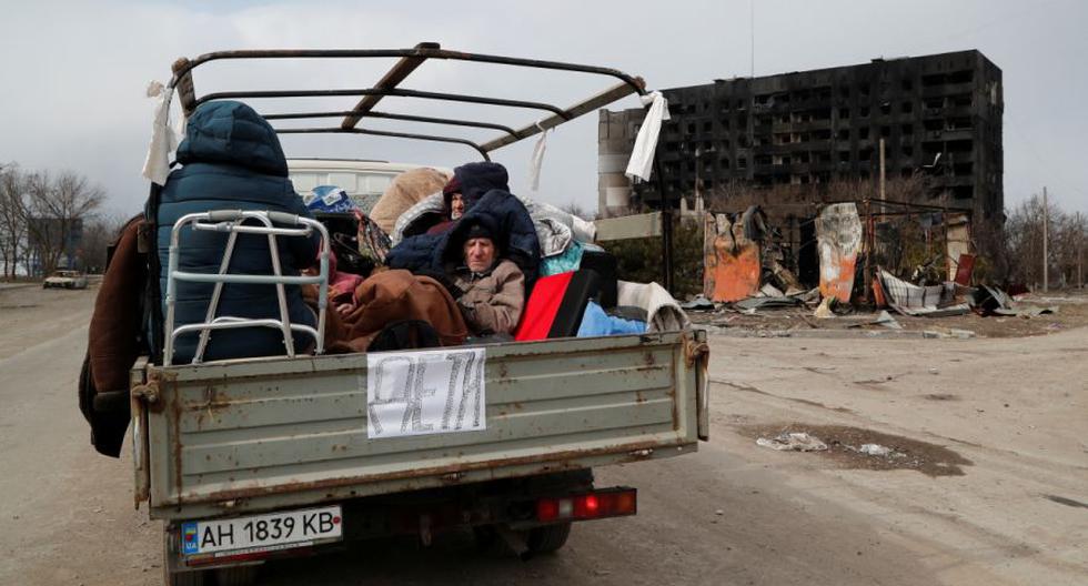 Thousands of Ukrainians flee Mariupol as Russian advance